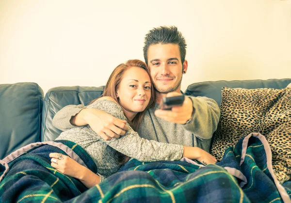 Coppia di amanti guardando la tv — Foto Stock