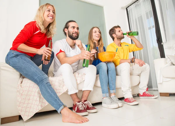 Lidé sledují sportovní událost v televizi — Stock fotografie