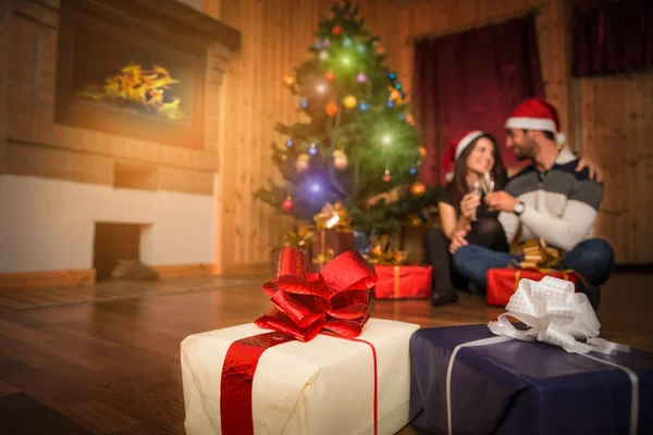 Pareja celebrando Navidad y Año Nuevo — Foto de Stock