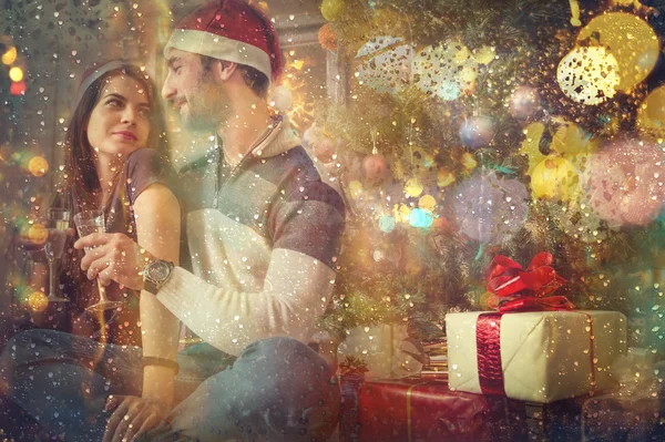 Pareja celebrando Navidad y Año Nuevo — Foto de Stock