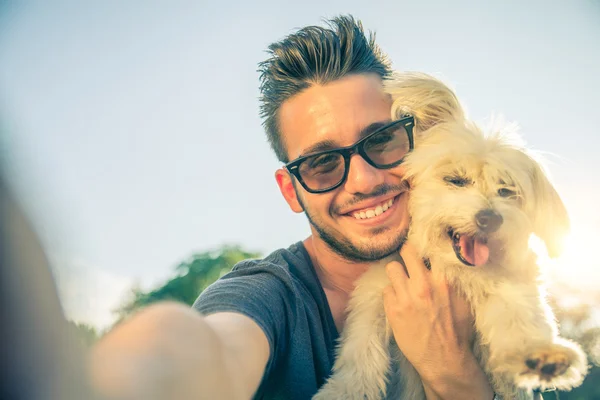 Genç adam ve köpeği bir selfie alarak — Stok fotoğraf