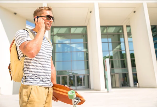 Hombre con patín hablando por teléfono —  Fotos de Stock