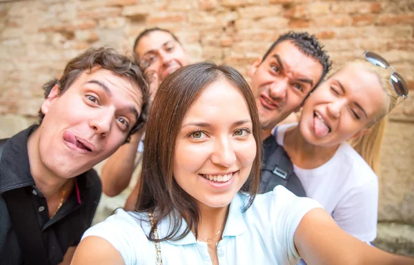 Selfie con amigos en Milán — Foto de Stock