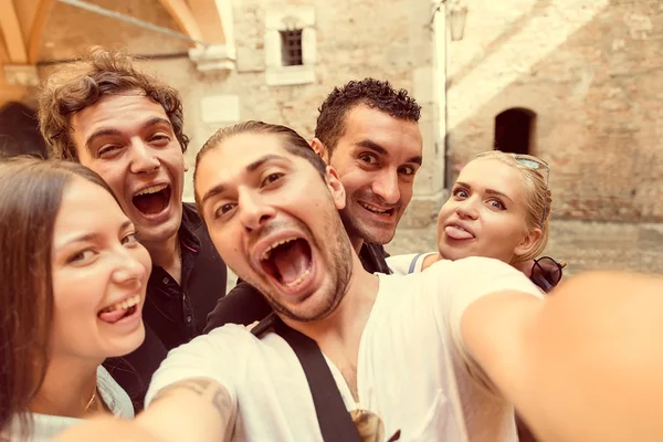 Selfie con amigos en Milán — Foto de Stock