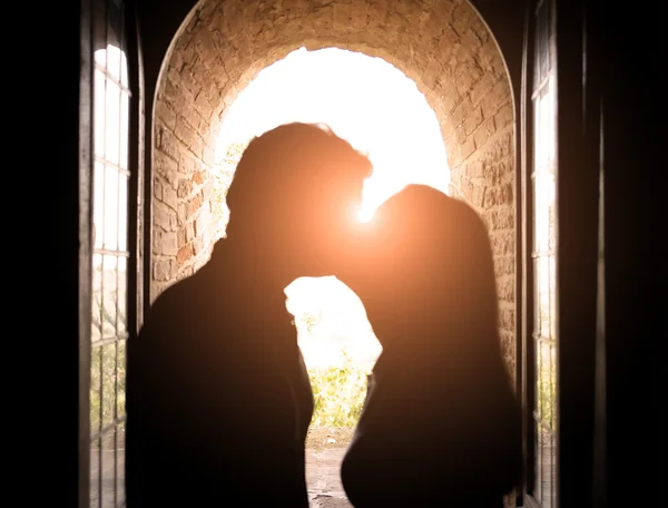Romantische kus bij zonsondergang — Stockfoto