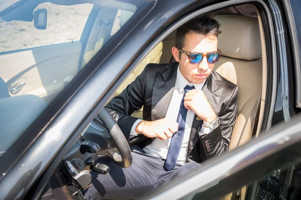 彼の車でのビジネスの男性 — ストック写真
