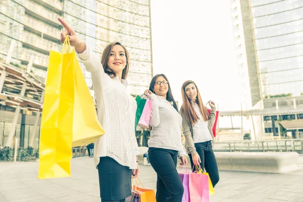 Frauen und Einkaufen — Stockfoto