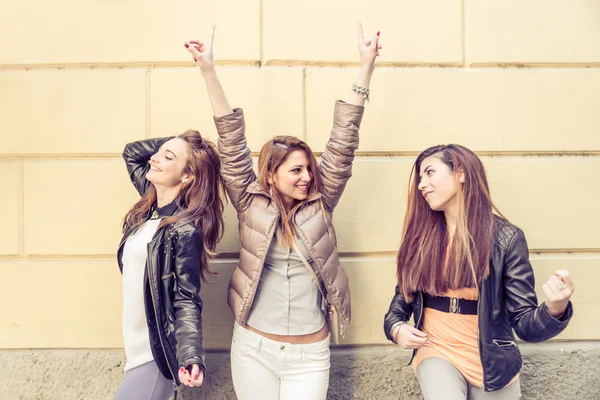 Three young beautiful girls smiling and partying — Stock Photo, Image