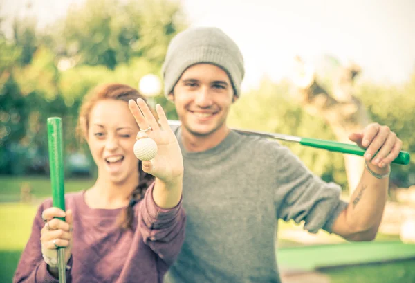 Пара, играющая в гольф — стоковое фото