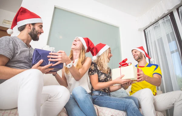 Compartir regalos de Navidad — Foto de Stock