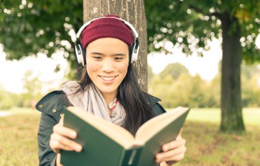 Kadın kitap okuyor.