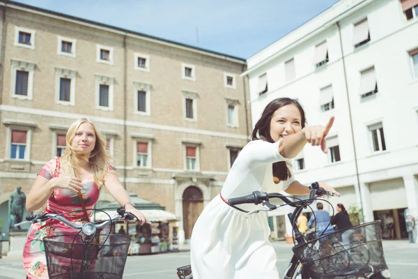 Donna in bicicletta — Foto Stock