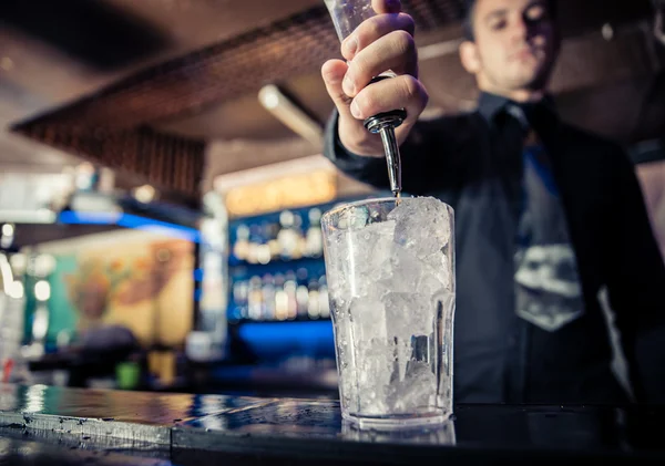 Barmen iş başında — Stok fotoğraf