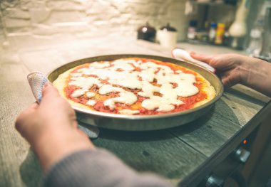 Kadın aşçılar pizza evde