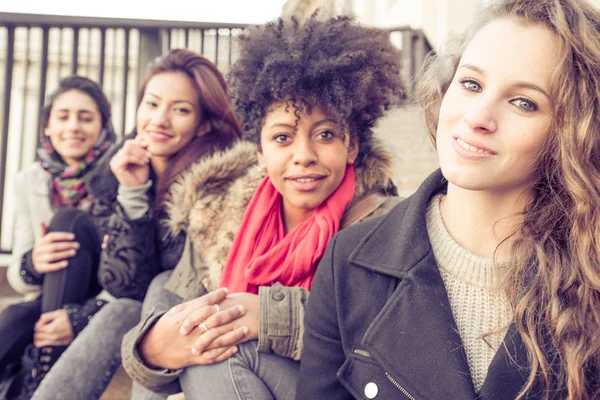 Cuatro chicas hermosas jóvenes sonriendo — Foto de Stock