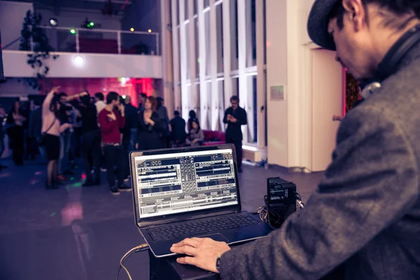 Dee Jay mixing at beach party — Stock Photo, Image