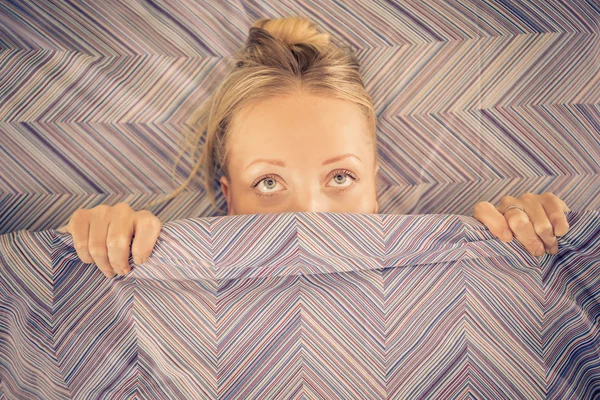 Mujer en la cama debajo de la manta —  Fotos de Stock