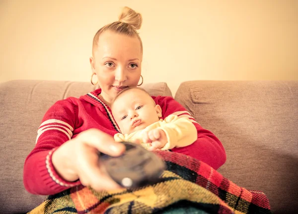 Mamá y su bebé viendo la televisión — Foto de Stock