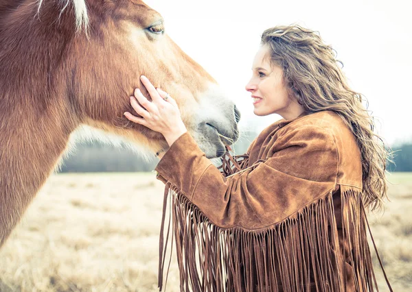 Mujer acariciando caballo — Foto de Stock