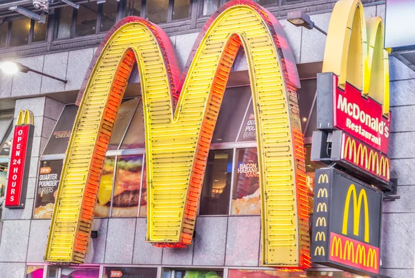 MC Donald's, логотип на Таймс-сквер в Нью-Йорку — стокове фото