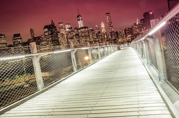 New Yorker Skyline von beleuchteter Brücke aus gesehen — Stockfoto