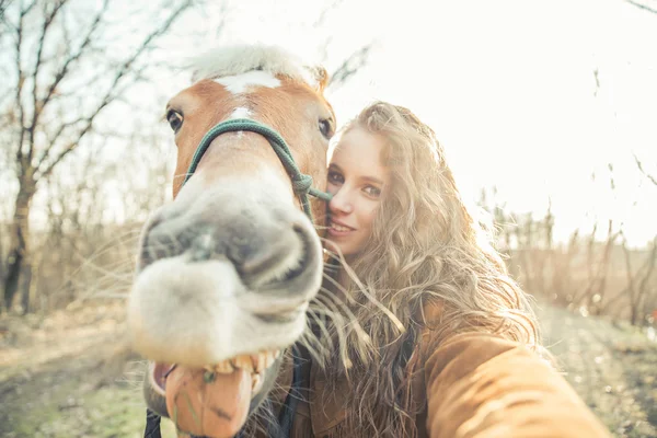 Selfie com cavalo de cara engraçado — Fotografia de Stock