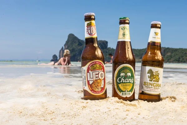 昌，辛哈和狮子座啤酒在海滩上 — 图库照片