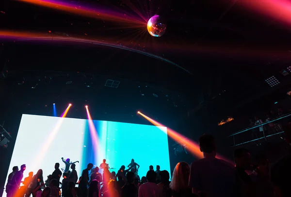 Gente bailando en el club — Foto de Stock