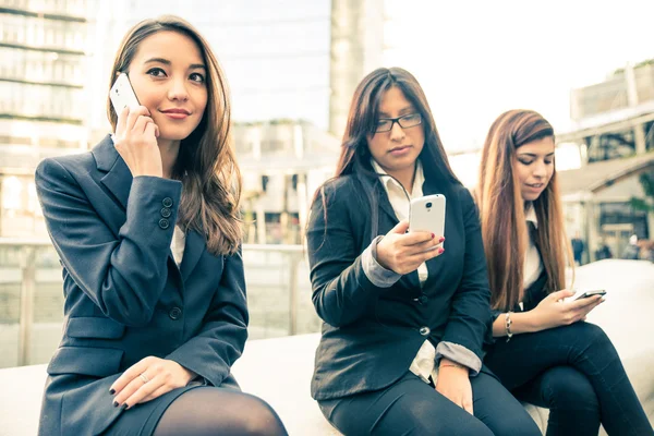 Geschäftsfrauen mit Mobiltelefonen — Stockfoto