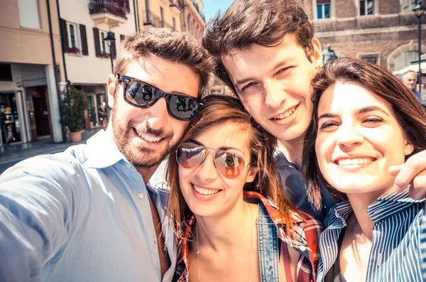 Amigos tomando fotos de sí mismos — Foto de Stock