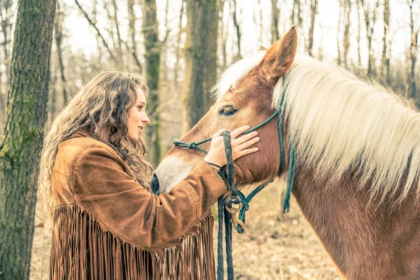 Kobieta głaskanie konia — Zdjęcie stockowe