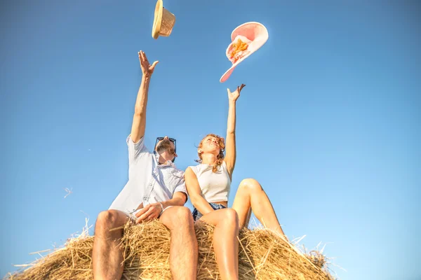 Pareja en una paca de heno — Foto de Stock