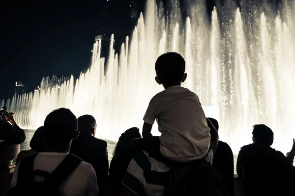 在迪拜的喷泉表演 — 图库照片