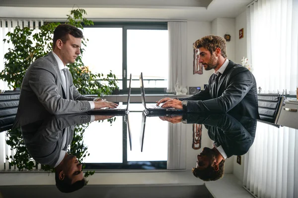 Geschäftsmann am Computertisch — Stockfoto