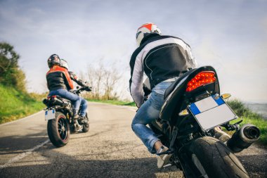 İki motosiklet doğada sürüş