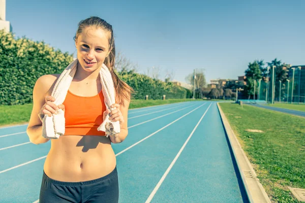 Žena běží na trať — Stock fotografie