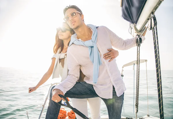 Pareja navegando en barco — Foto de Stock