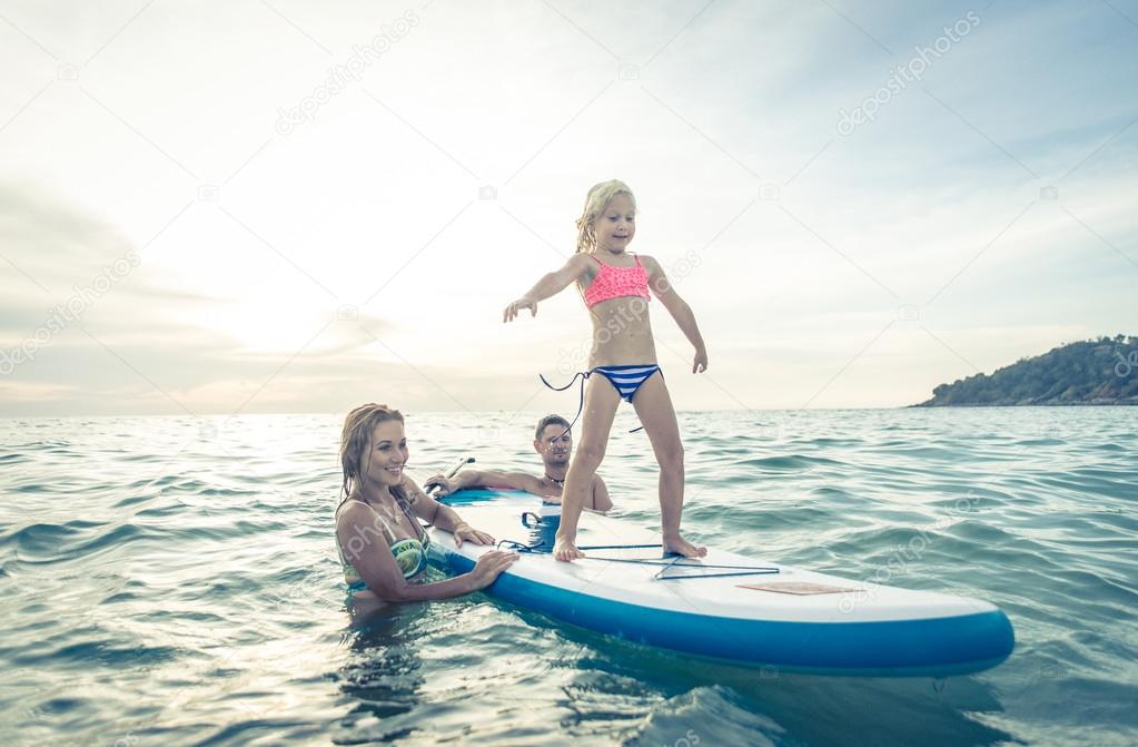 happy family Surfing