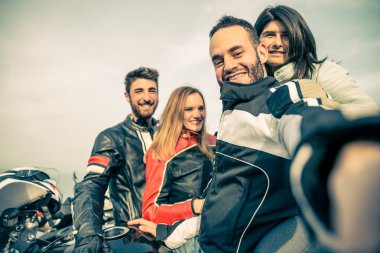 Grup selfie alarak bisikletçileri