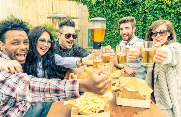 People eating and drinking — Stock Photo, Image