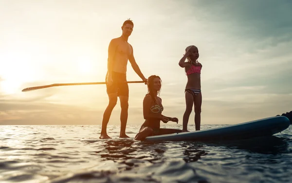 Happy Family surfing — Stockfoto