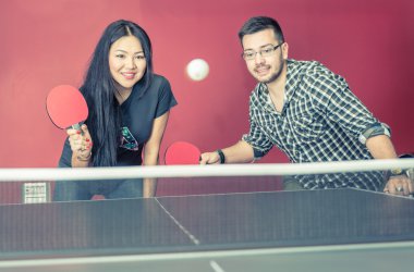 Çift bir barda ping pong oynamak