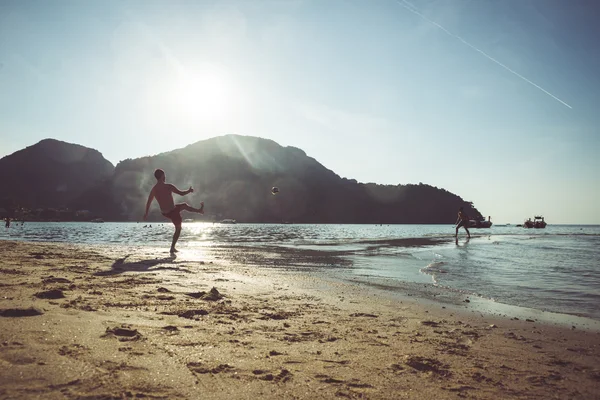 Pessoas jogando futebol na praia — Fotografia de Stock