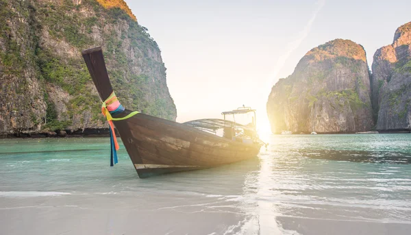 Barca a coda lunga nella baia di Baya, Thailandia — Foto Stock