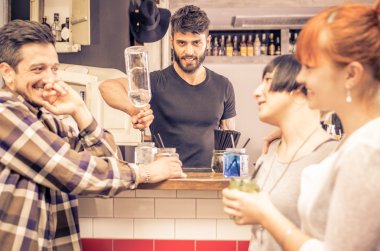 Barmen iş başında
