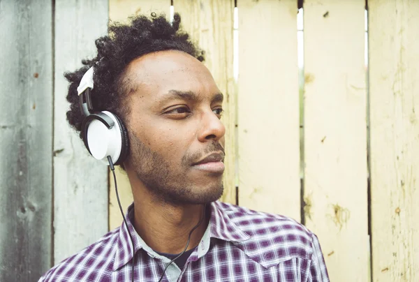 Jovem africano ouvindo música — Fotografia de Stock