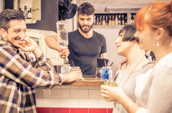 Barkeeper bei der Arbeit — Stockfoto