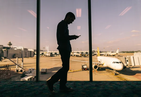 Man med smartphone på flygplats — Stockfoto