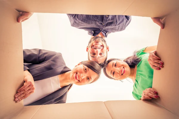 Freunde packen Kisten aus — Stockfoto