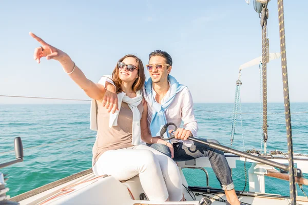 Pareja navegando en barco — Foto de Stock